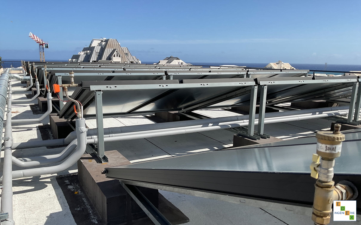 Installation solaire thermique en toiture à La Réunion pour production d’eau chaude.